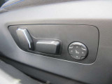 運転席メモリー付きフロント電動シート装備。