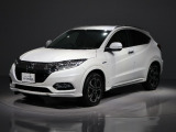スタイリッシュな外観、実用性、安定した走りが魅力のHONDA ヴェゼルです!また、四輪駆動で山道や雪道、濡れた路面などの悪条件でも高いグリップと安定性を発揮します。