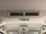 【リアシーリングファン】風を後席にも送風。空気を効率的に循環させることで、室内空間の温度を均一に保ちます。エアコンを使わないときでも、送風することによって、後席でも心地よく過ごすことができます☆