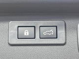 【パワーバックドア】スマートキーや運転席のボタンを押すだけでリアゲートが自動で開閉します!荷物を持っている時や、高い位置にあるバックドアを閉める際に便利な機能です♪
