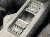 【電動パーキングブレーキ】パーキングブレーキは便利な電動式!ボタン一つで操作でき、アクセルを踏めば自動で解除されます♪レバーやペダルが無いので運転席廻りもすっきりしますね♪