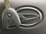 【キーフリーシステム】カバンやポケットに入れたままでもドアの施錠・解錠が可能なスマートキーを装備。エンジンのオン・オフ時もカギを取り出す必要が無いからとっても便利です♪
