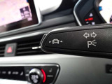 居眠り運転やわき見運転など、万が一車両が道路白線をはみだしそうになると、車がハンドルを自動修正してくれるアウディレーンアシストが装備されております。