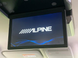 【10.1インチ フリップダウンモニター】大画面モニターで後席でもエンタメをお楽しみいただけます。小さなお子様にも大人気の装備です♪