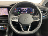 Volkswagen全車共通の上質な本革を使用した手触りのしっとりとしたステアリングです。唯一素肌が触れるハンドルは上位モデルと同じ握り心地になっております。