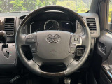インテリアに合わせたデザインのステアリングは、運転される方のことも考え、運転しやすい形状、大きさです。是非一度、実際に触ってお確かめください。