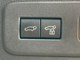 【パワーバックドア】スマートキーや運転席のボタンを押すだけでリアゲートが自動で開閉します!荷物を持っている時や、高い位置にあるバックドアを閉める際に便利な機能です♪