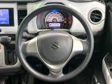 インテリアに合わせたデザインのステアリングは、運転される方のことも考え、運転しやすい形状、大きさです。是非一度、実際に触ってお確かめください。