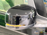 【電動格納ミラー】サイドミラーは電動格納式となっており、狭い駐車場でもキズがつくリスクを抑えられます。