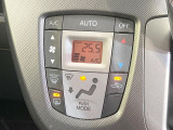 【オートエアコン】一度お好みの温度に設定すれば、車内の温度を検知し風量や温度を自動で調整。暑い…寒い…と何度もスイッチ操作をする必要はありません。快適な車内空間には必須の機能ですね♪