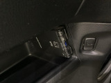 グローブBOX内のカードの取り出しもしやすい場所にETCがついています。高速道路の料金所の通過もラクラクです!。