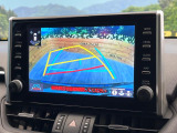 【バックカメラ】駐車時に後方がリアルタイム映像で確認できます。大型商業施設や立体駐車場での駐車時や、夜間のバック時に大活躍!運転スキルに関わらず、今や必須となった装備のひとつです!