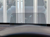 HUD装備で視線を変えることなく運転できます。