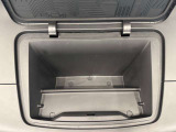 ボンネットを開けると、小物入れになっております。電気自動車ならではの機能です。