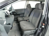 運転席と助手席は足元が繋がっているので自由に行き来しやすいので駐車場が狭いときでも助手席側からスムーズに乗り降りできて便利!