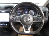 運転が楽しくなる明るく開放的な運転席まわりです。