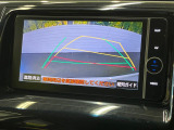 【バックカメラ】駐車時に後方がリアルタイム映像で確認できます。大型商業施設や立体駐車場での駐車時や、夜間のバック時に大活躍!運転スキルに関わらず、今や必須となった装備のひとつです!