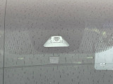 【ホンダセンシング】走行中に前方の車両等を認識し、衝突しそうな時は警報とブレーキで衝突回避と被害軽減をアシスト。より安全にドライブをお楽しみいただけます。