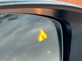 【ブラインドスポットモニタリング】走行中、ドアミラーの死角になりやすい箇所に後続車が接近するとサイドミラー付近に警告を表示、ドライバーに注意喚起をしてくれます。