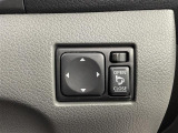 【電動格納ミラー】運転席のスイッチで、ドアミラーの開閉や角度の調整ができます。