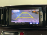 リバースギアに入れるだけで後方の表示へ切り替わります。夜間や雨の日の駐車も楽になりますよ。