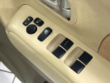 【電動格納ミラー】サイドミラーは電動格納式となっており、狭い駐車場でもキズがつくリスクを抑えられます。