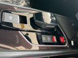 快適なドライブを叶えるため、シフトノブの周囲にモードスイッチをはじめ、プッシュパワースターターやEVモードスイッチなどを配置し、操作性を高めています。