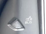 ●BLIS:ドライバーの死角を並走する車両を検出して、事故を未然に防ぐシステムです。レーダーセンサーが後方の並走車を検出すると、該当する側のドアミラー内側LEDが点灯し注意を促します。