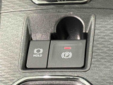 指先だけで簡単に操作が可能な電動パーキングブレーキを採用。「HOLD」スイッチを押すと、渋滞や信号待ちなどでブレーキペダルから足を離しても、ブレーキを保持するので安心です