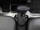 シンプルで操作性の良いフロアシフトです。