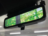 【デジタルインナーミラー】後席の大きな荷物や同乗者で後方が確認しづらい時でも安心!カメラが撮影した車両後方の映像をルームミラー内に表示。クリアな視界で状況の確認が可能です!