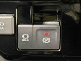 指先だけで簡単に操作が可能な電動パーキングブレーキを採用。「HOLD」スイッチを押すと、渋滞や信号待ちなどでブレーキペダルから足を離しても、ブレーキを保持するので安心です