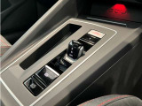 短いレバー形状が特徴となるバイワイヤ式のシフトセレクターを装備!