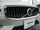 フロントカメラはデザインも重視しVOLVOのロゴマークに内蔵されています