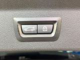 ●電動リアゲート:ワンタッチでリアゲートの開閉ができ、荷物などで両手が塞がっている状態でも簡単に開閉ができる便利機能です。