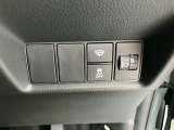 ホンダセンシング装着車となっております。衝突軽減ブレーキ、誤発進抑制機能、歩行者事故低減ステアリング、路外逸脱抑制機能、アダプティブクルーズコントロール、車線維持支援システム他、8つの機能で幅広く支援