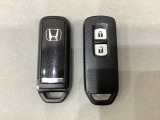 スマートキーを装備しています。鍵を差し込むことなくドアロックの開け閉めと、スタートボタン操作でのエンジンスタートができます。スペアキーも同じものを用意しております。