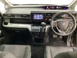 車内は光触媒抗菌消臭施工済です。インパネ周りはスタイリッシュなデザインです。グローブボックスやカップホルダーのほかにトレーなどたくさんの収納スペースが付いています。