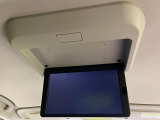 【フリップダウンモニター】大画面モニターで後席でもエンタメをお楽しみいただけます。小さなお子様にも大人気の装備です♪