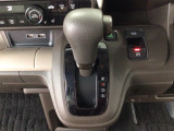 オートマチックシフトレバーは、手になじみ操作しやすい形状で安全運転にもつながります♪