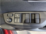 パワーウィンドウのスイッチですよ。 運転席に居ながら窓を開け閉めのコントロールできますよ。 ロック機能で、子供がイタズラして窓を開けるという事も無くなりますよ。