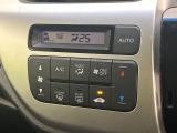 【オートエアコン】一度お好みの温度に設定すれば、車内の温度を検知し風量や温度を自動で調整。暑い…寒い…と何度もスイッチ操作をする必要はありません。快適な車内空間には必須の機能ですね♪