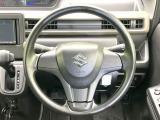 インテリアに合わせたデザインのステアリングは、運転される方のことも考え、運転しやすい形状、大きさです。是非一度、実際に触ってお確かめください。