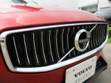 フロントカメラはデザインも重視しVOLVOのロゴマークに内蔵されています
