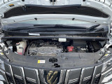 エンジンルームの画像です。店舗にて現車の確認もいただけますので、お電話で在庫のご確認の上是非ご来店くださいませ!!!ワクワクするクルマ選びをご提案します!