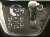 【オートエアコン】一度お好みの温度に設定すれば、車内の温度を検知し風量や温度を自動で調整。暑い…寒い…と何度もスイッチ操作をする必要はありません。快適な車内空間には必須の機能ですね♪