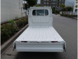 軽トラックを買ったのに、前オーナーさんは殆ど荷物を載せた事が無いという事なので荷台の傷も最小限で綺麗な状態です。
