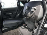 【チップアップ&ダイブダウンシート】はね上げれば高さのある荷物、倒せば長い荷物も収まります。はね上げて、倒して変化するシートで使いやすさをアレンジ。