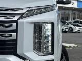 【LEDヘッドライト】悪天候や夜間走行時も良好な視界を確保し安心して運転できる高輝度LEDヘッドライトを装備!点灯速度が早く、消費電力も抑えられています。