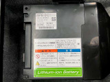 減速時の回生エネルギーを利用して発電したエネルギーを蓄え、オーディオやエアコン、ヘッドライトなどに使う事で、エンジンの負担を減らす「Sエネチャージ」搭載車両です。